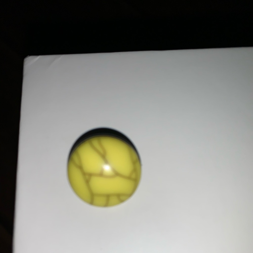 18mm yellow crackled stone snap.
